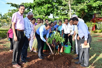 Visit-soil-water-testing-laboratory-02_0.jpg 